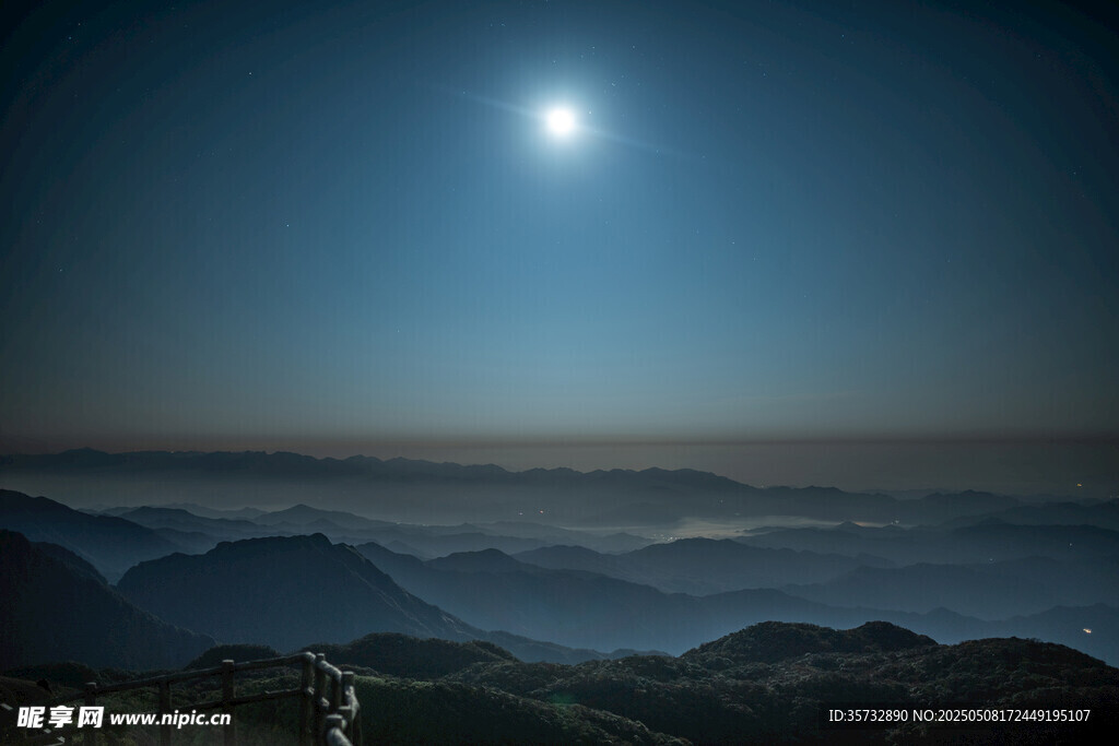 月夜下的山峦美景
