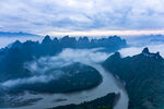 云雾缭绕的山水美景
