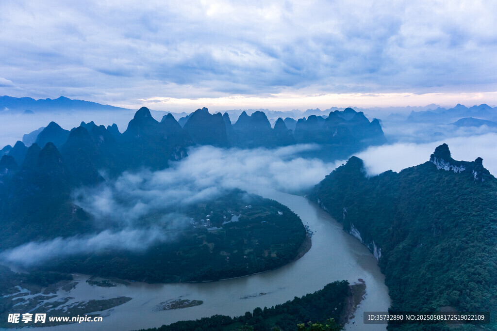 云雾缭绕的山水美景