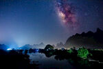 梦幻星空下的山水夜景