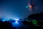 梦幻夜空下的河畔美景