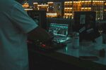 夜晚城市中操作电脑的身影
