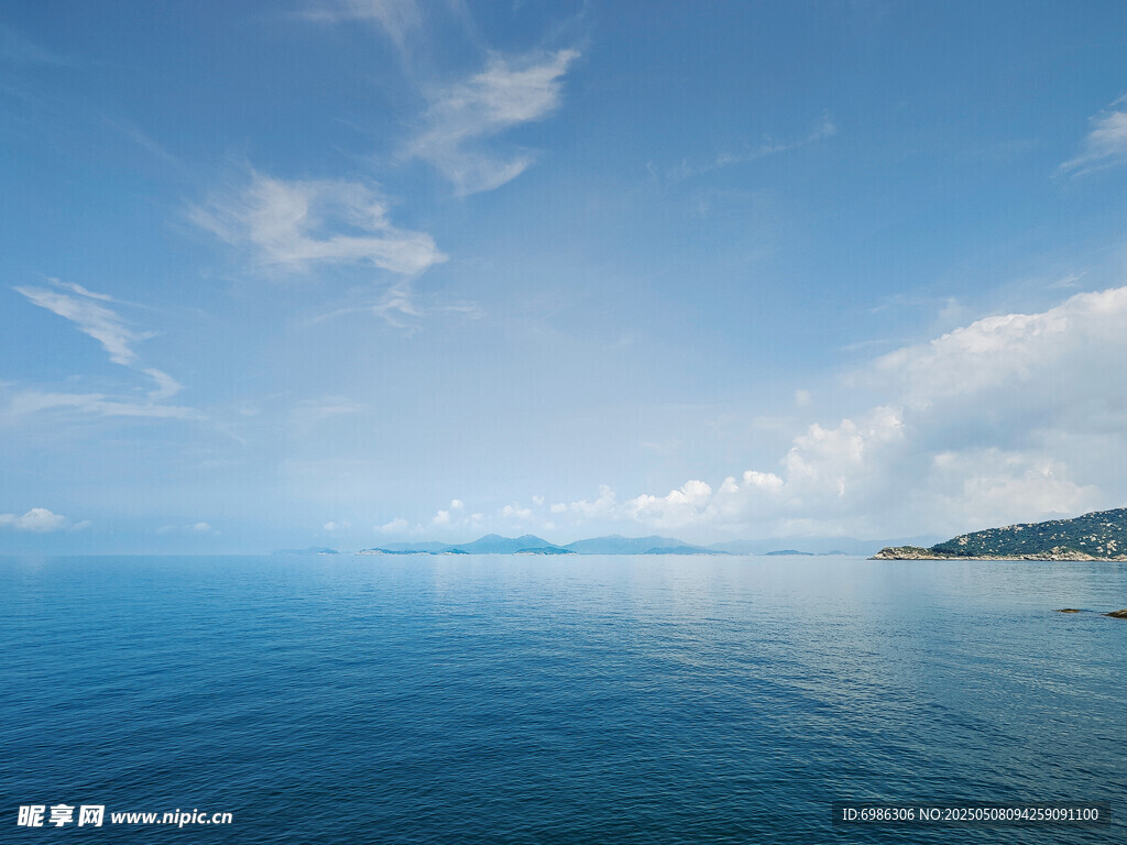 上川岛广阔海面与远处岛屿风景