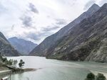 壮丽山水间的宁静湖泊