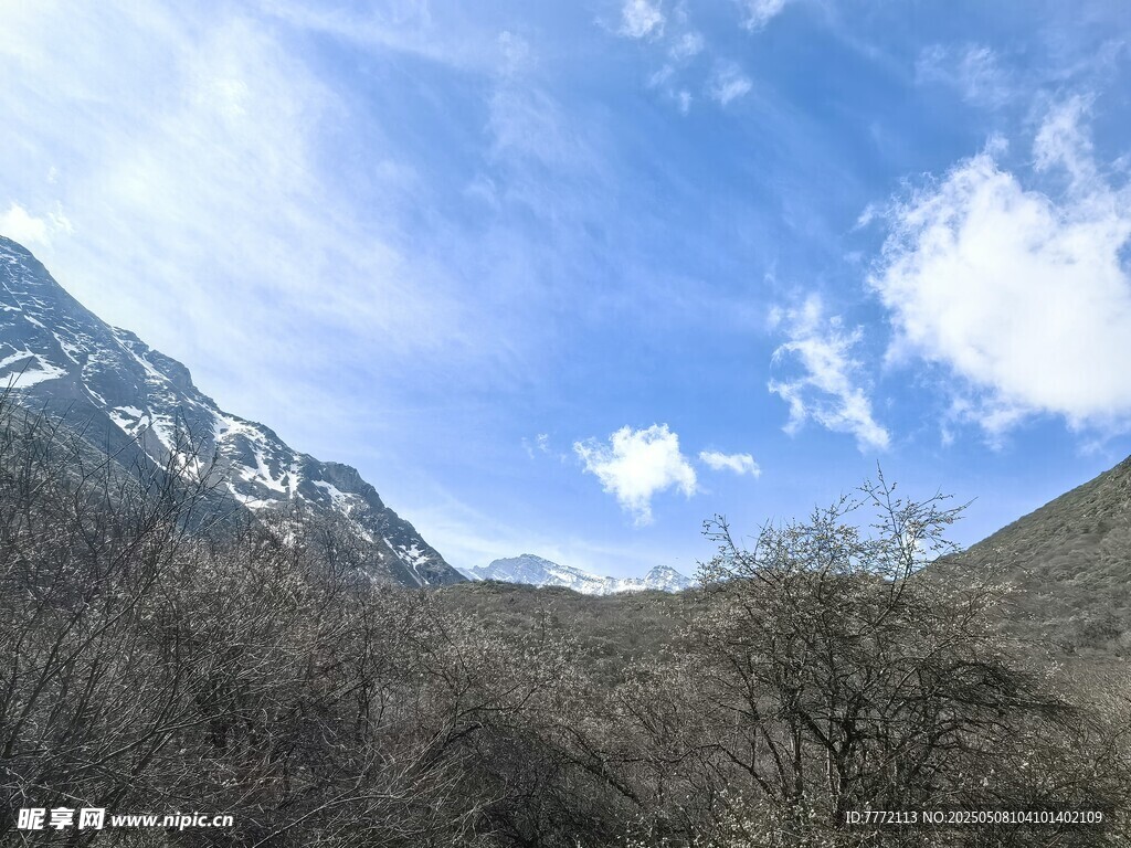 山间蓝天美景