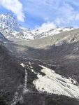 雪山下的山谷壮丽景观