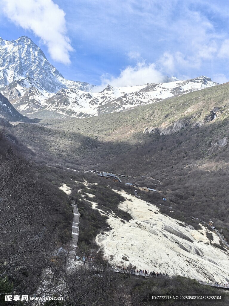 雪山下的山谷壮丽景观