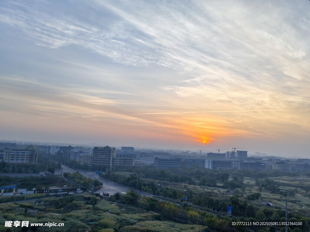 城市日出美景
