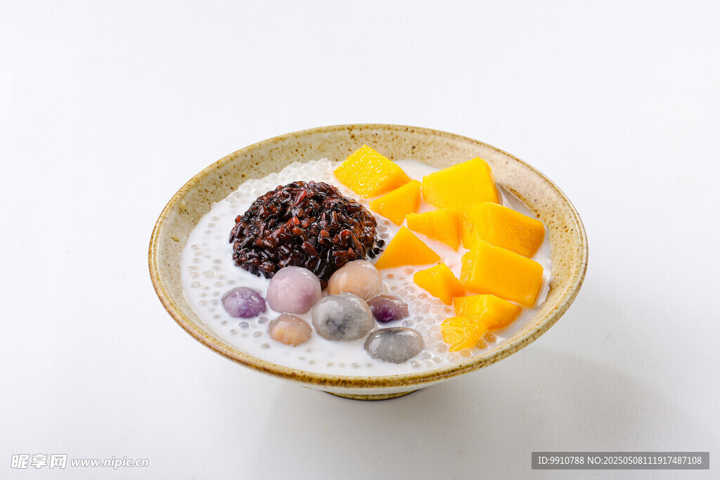 美味芋圆水果椰奶甜品