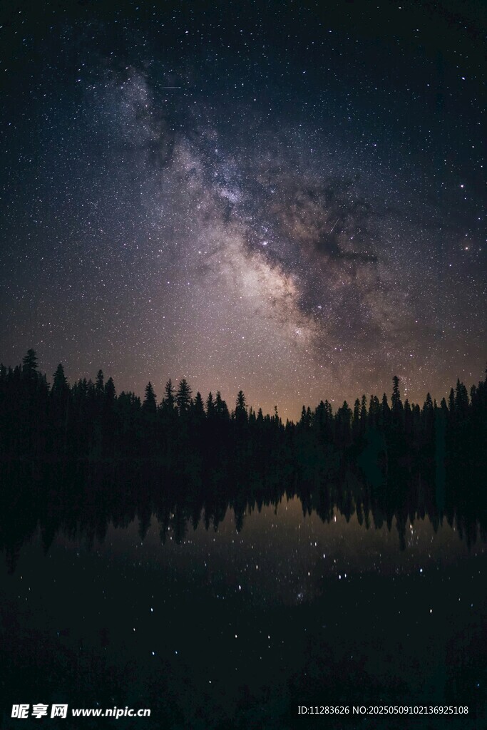 湖畔璀璨星空夜景