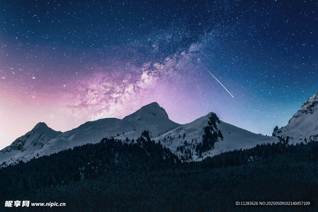 星空下的巍峨雪山