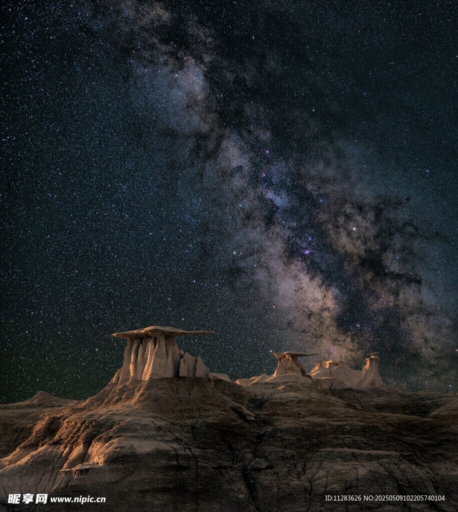 星空下的壮丽地貌景观