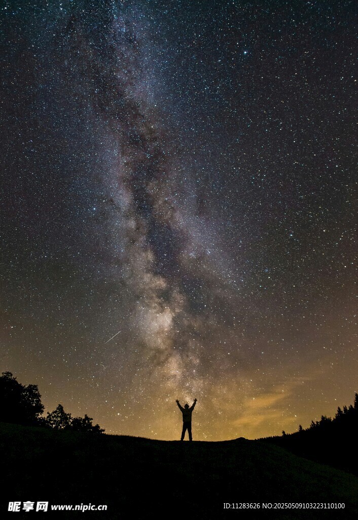星空下的孤独身影