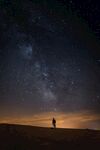 星空下的孤独身影