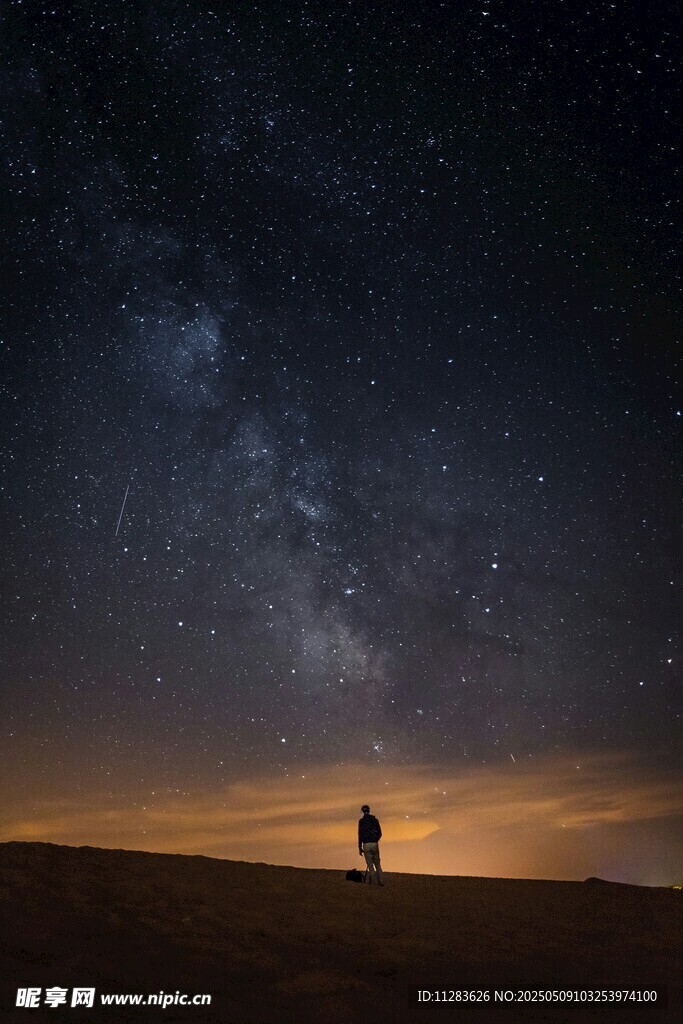 星空下的孤独身影