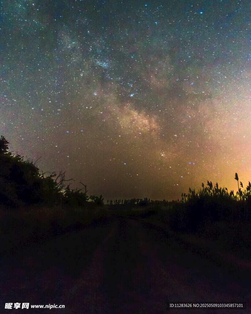 夜幕下的旷野星空之路