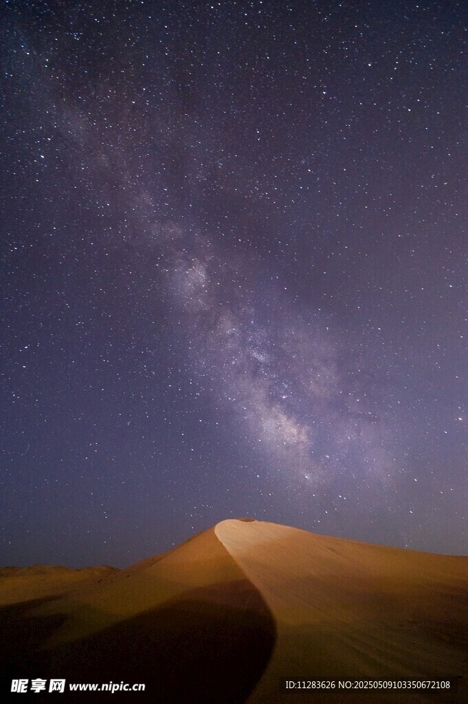 沙漠星空下的壮丽美景
