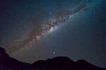 夜空下的壮丽星河与山峦