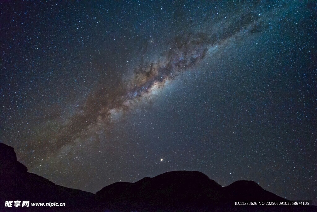 夜空下的壮丽星河与山峦