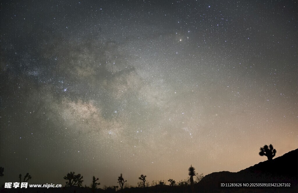 夜空下的静谧沙漠景象