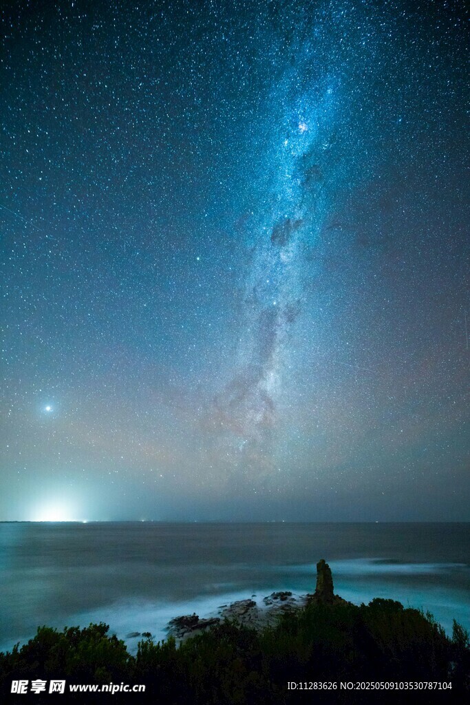 夜空下的璀璨星河与海岸线