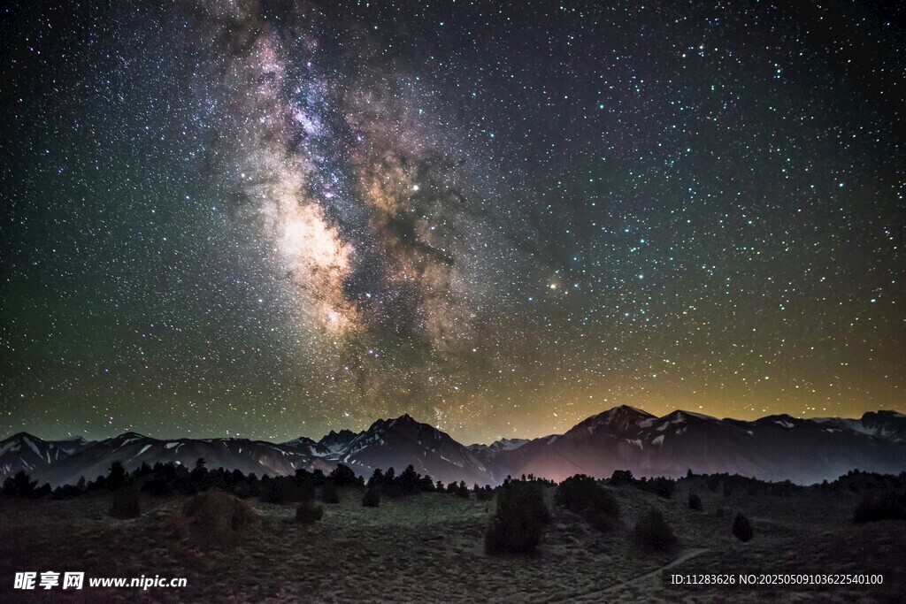 壮丽星空下的山脉夜景