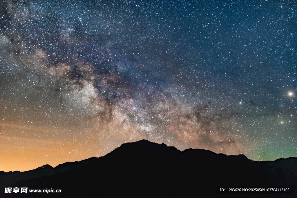 星空下的山峦壮丽美景