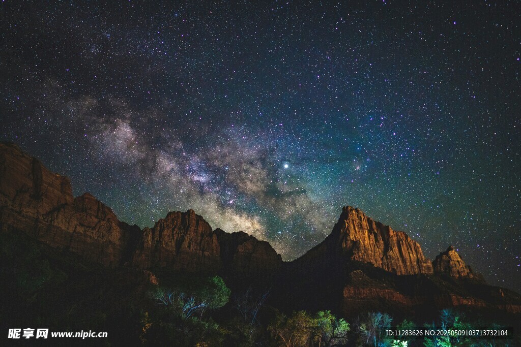 星空下的壮丽山峦