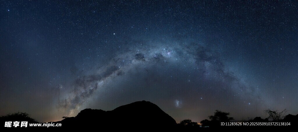夜空下的壮丽山峦与星河