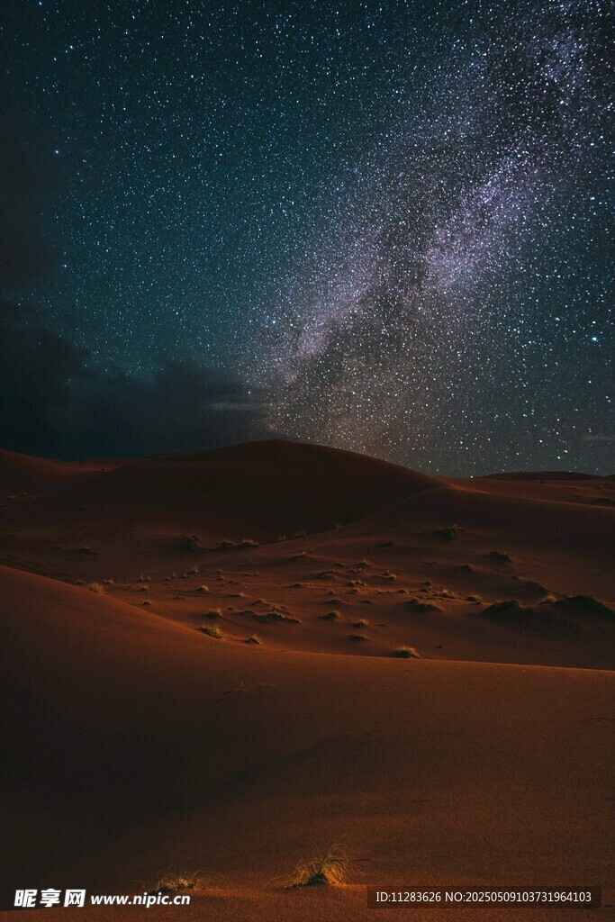 沙漠星空下的梦幻美景