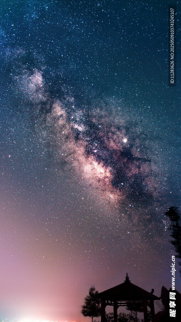 星空下的中式古建筑夜景
