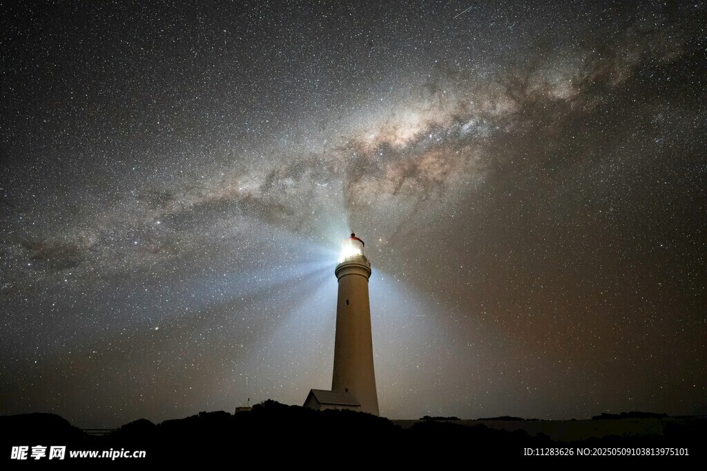 夜空下的灯塔
