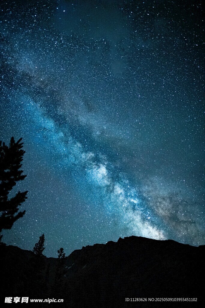 璀璨星空下的静谧山林
