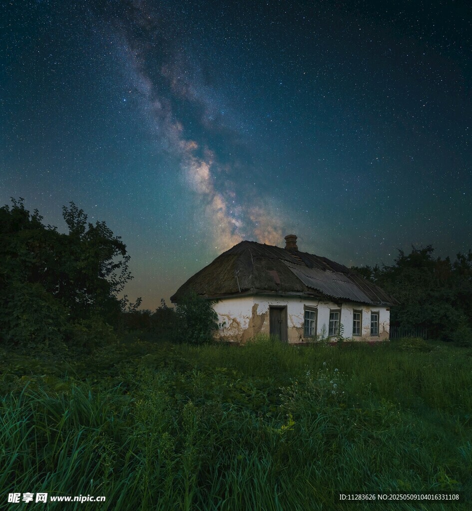 星空下的静谧乡村小屋