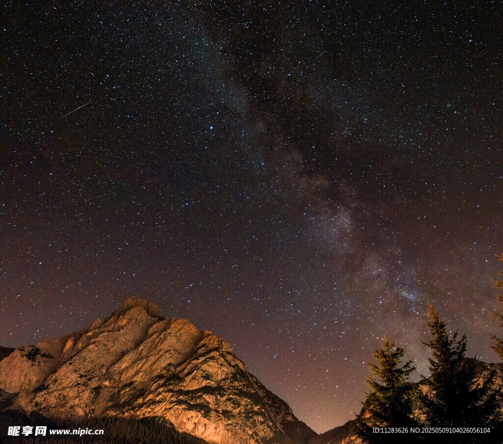 夜空下的山峦与璀璨星河