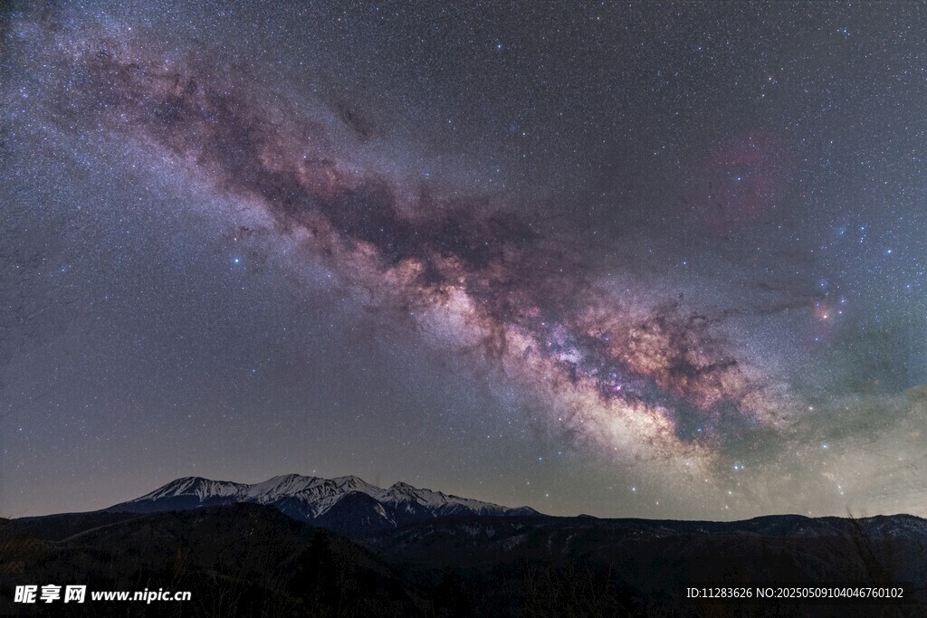 壮丽星空下的巍峨山脉