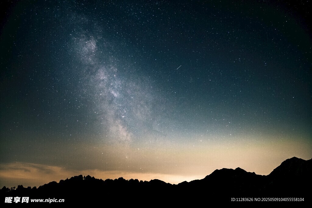 星空下的山峦壮丽夜景
