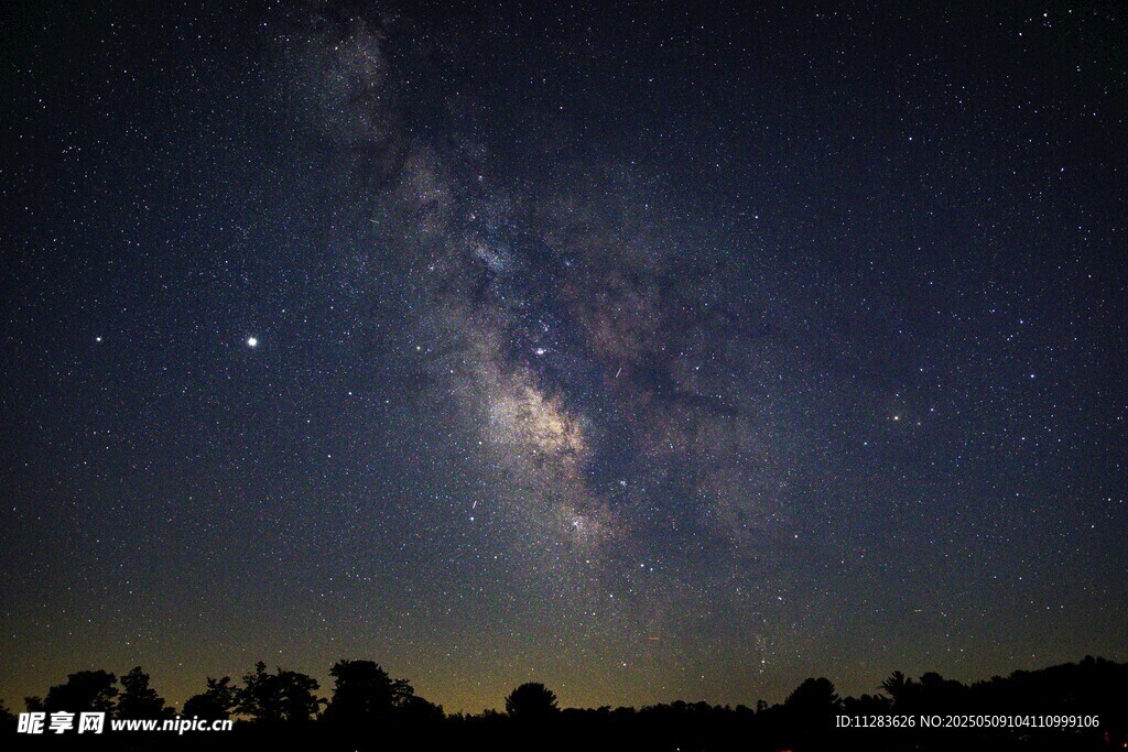 璀璨星空下的静谧夜景