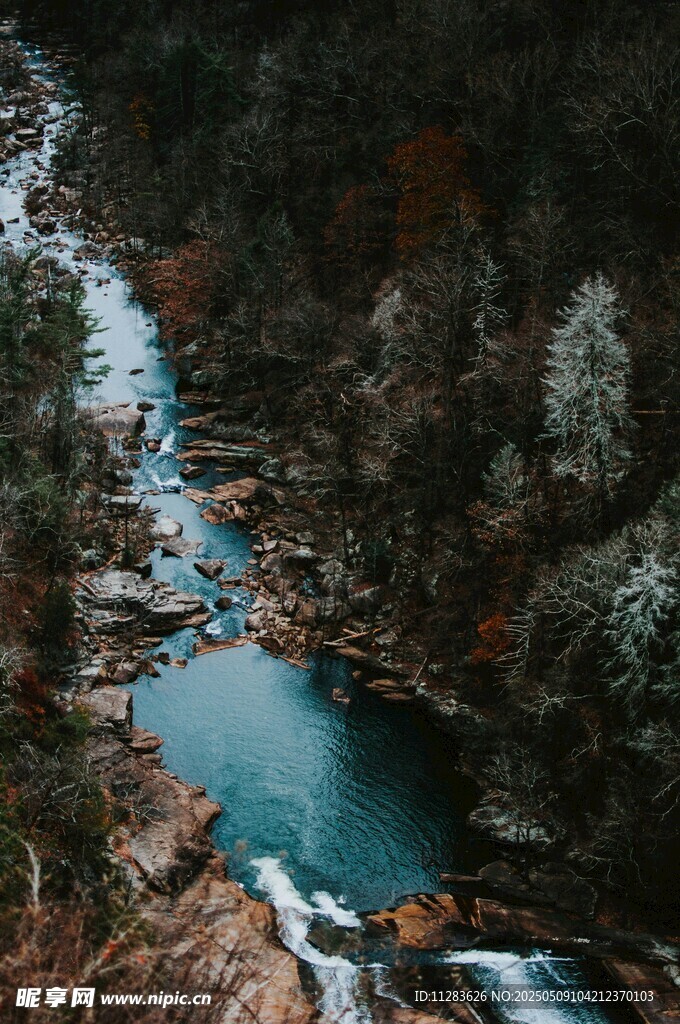 山间溪流美景