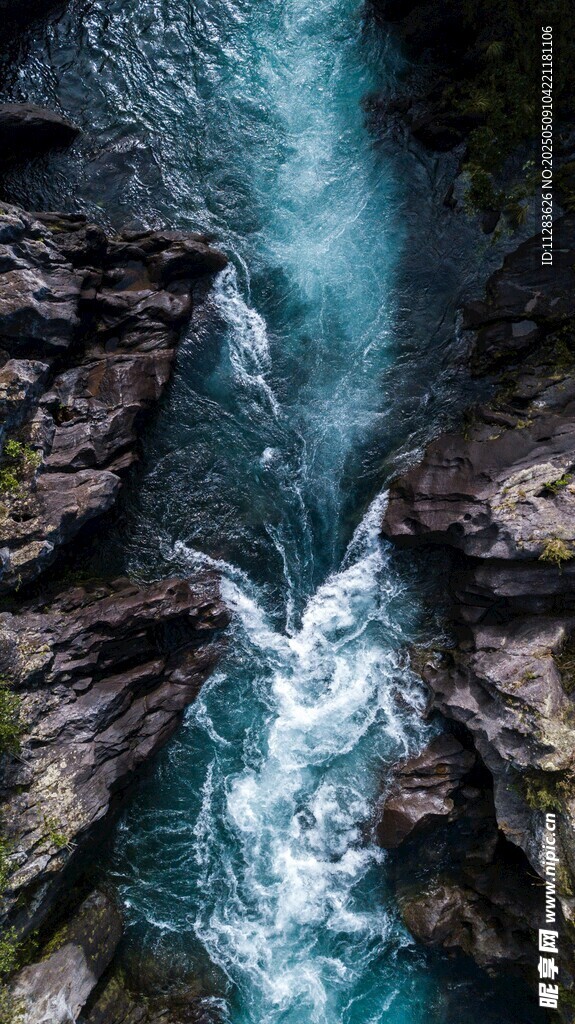 山间飞瀑 灵动水流之美