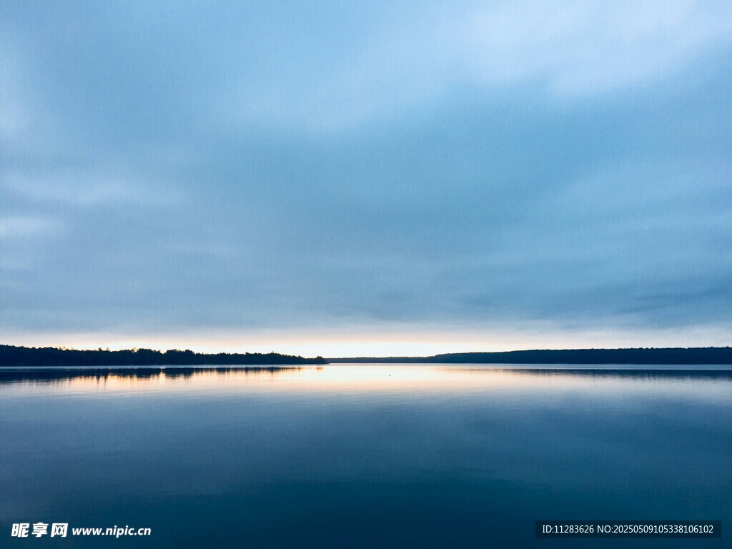 宁静湖面与天空的美丽景致