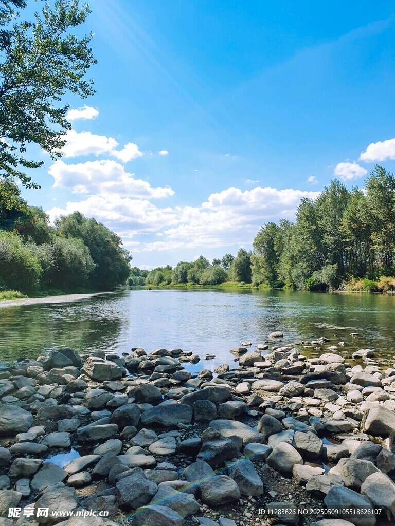河畔石滩 蓝天绿树美景