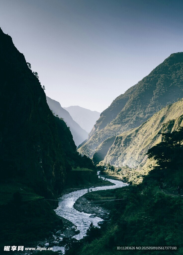 山间蜿蜒河流壮丽风光