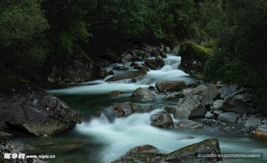 山间溪流潺潺过石景