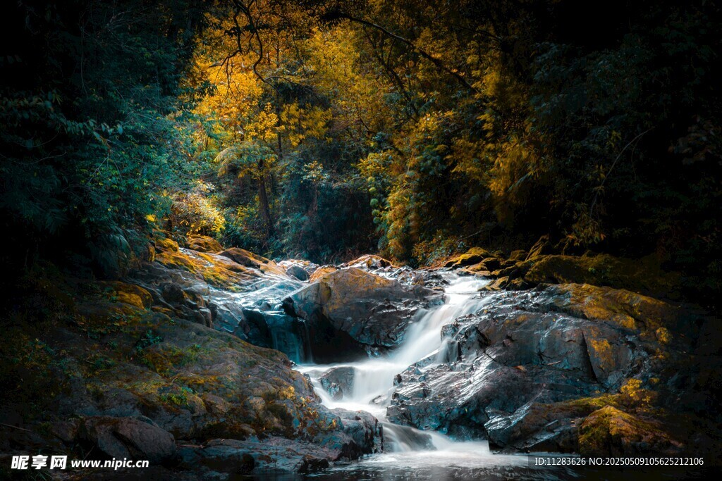 山间溪流潺潺的自然美景