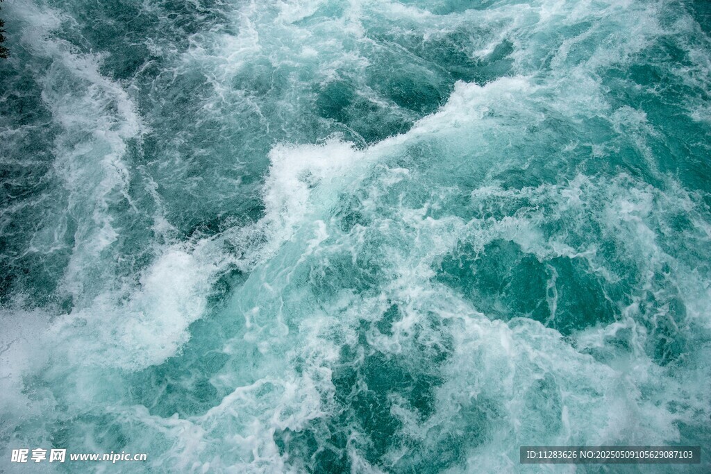 汹涌澎湃的蓝绿色海浪