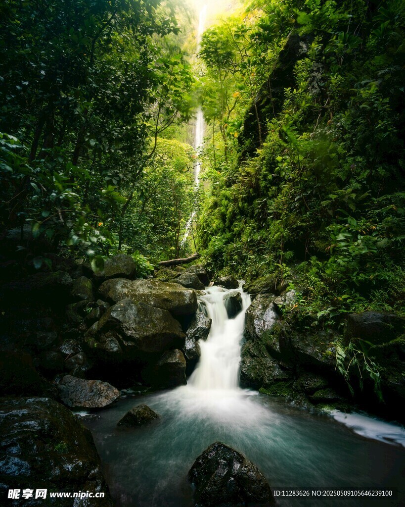 山间溪流瀑布的自然美景