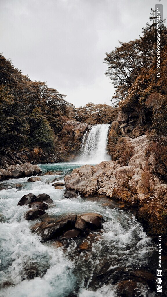 山间瀑布湍急溪流美景