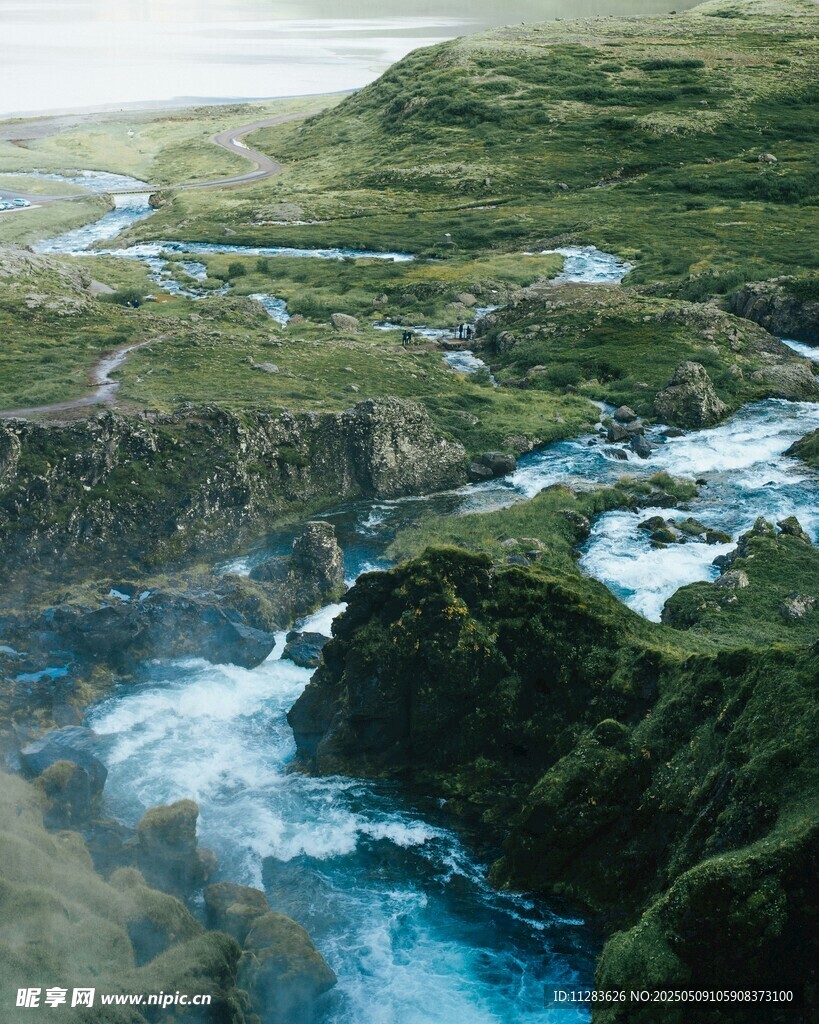 壮丽山川间的湍急河流