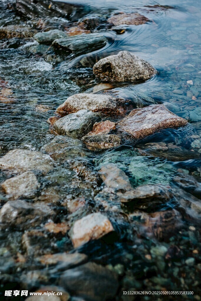 清澈水边的嶙峋石块
